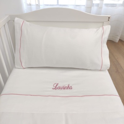 Roupa de cama branca para berço com detalhes vermelhos e nome bordado Laurinha