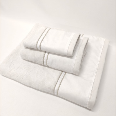 Conjunto de toalhas brancas com riscas cinza e textura floral