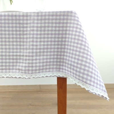 Toalha de mesa xadrez lilás e branco com renda branca