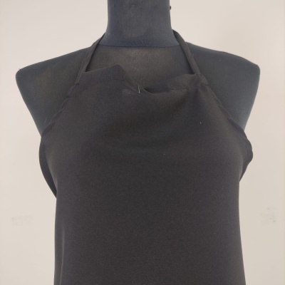 Avental preto liso com alças finas num manequim preto
