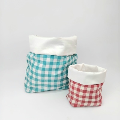 Dois sacos de tecido xadrez azul e vermelho com borda branca