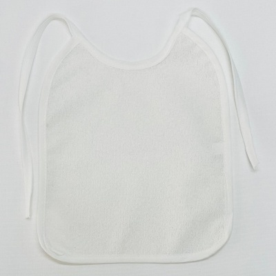 Babete branco com fitas para amarrar em fundo branco