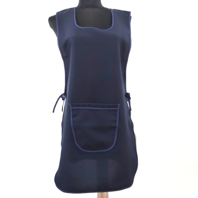 Avental azul escuro com bolso à frente em manequim