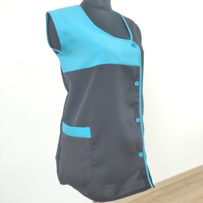 Colete azul claro e cinza escuro com botões e bolso