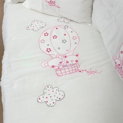 Colcha branca para berço com bordados rosa e cinza, animais e balão de ar quente