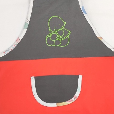 Avental de criança cinzento e vermelho com desenho de menino verde