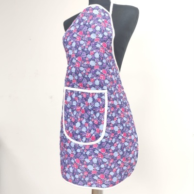 Avental floral azul, vermelho e lilás com bolso branco num manequim