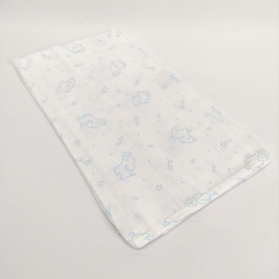 Fralda branca com estampados azuis de animais e estrelas