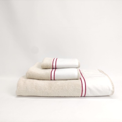 conjunto de toalhas bege e branco com riscas vermelhas