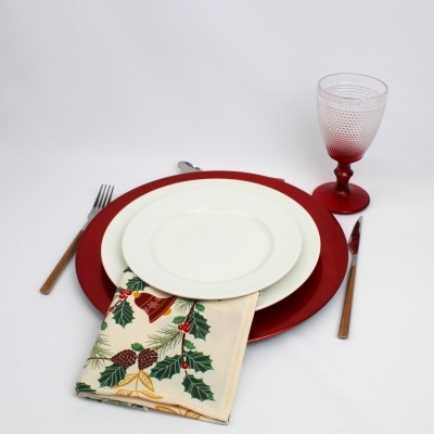 Conjunto de mesa com pratos branco e vermelho, copo vermelho e guardanapo natalício