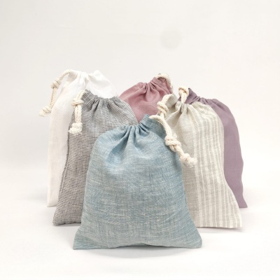 Seis sacos de tecido com fecho de cordão em várias cores pastel