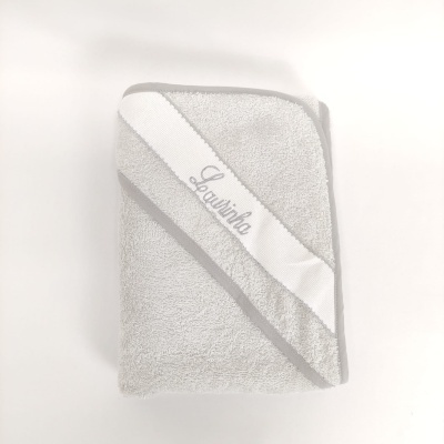 Toalha cinzenta com borda clara e bordado 'Lourinha'
