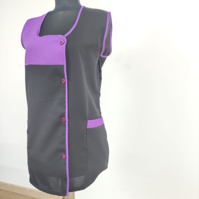 Blusa preta com detalhes roxos em manequim