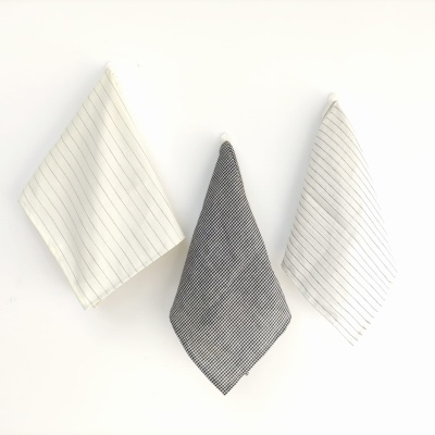 Três panos de cozinha com padrões de riscas e quadriculado