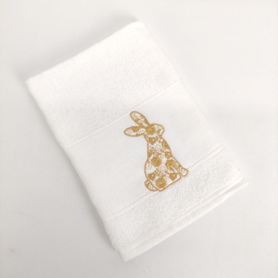 Toalha branca com bordado dourado de coelho
