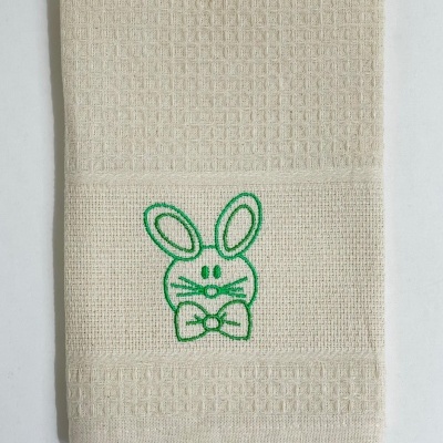 Toalha creme com bordado verde de coelho e gravata borboleta