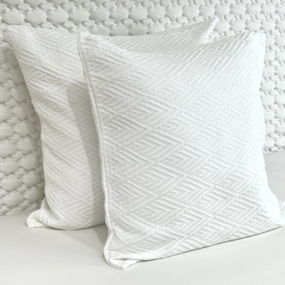 Par de almofadas brancas texturizadas com padrão geométrico relevo