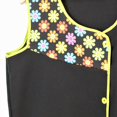 Parte superior de roupa preta com padrão de flores coloridas e botões amarelos