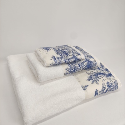 Conjunto de toalhas brancas com detalhes azul e branco estampa natural