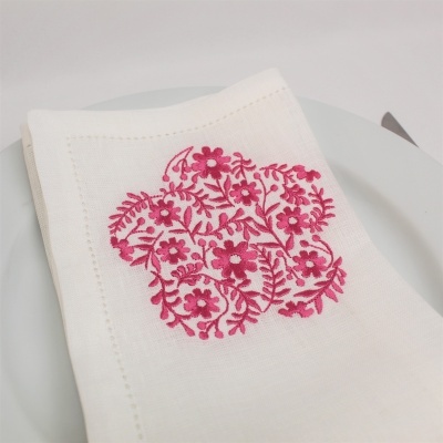 Guardanapo branco com bordado floral em prato branco