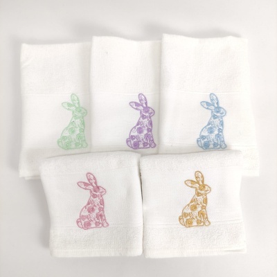 Toalhas brancas com bordados de coelhos coloridos