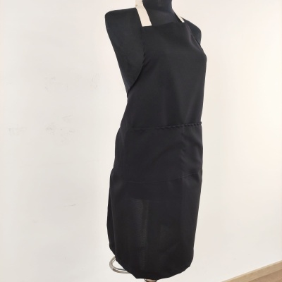 Avental preto com alças claras num manequim