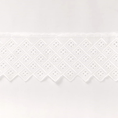 Renda branca com padrão geométrico e acabamento em bico