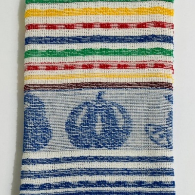 Toalha de cozinha com riscas coloridas e estampagem de abóboras