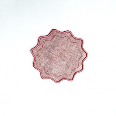 Guardanapo redondo ondulado vermelho claro em tecido translúcido