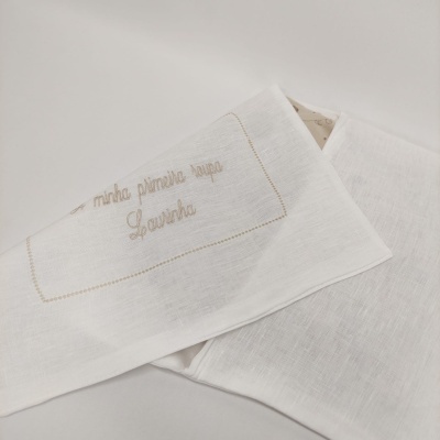 Toalha branca com bordado bege 