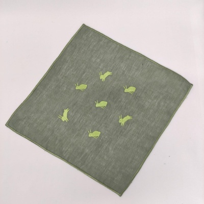 Pano cinza quadrado com coelhos verdes bordados