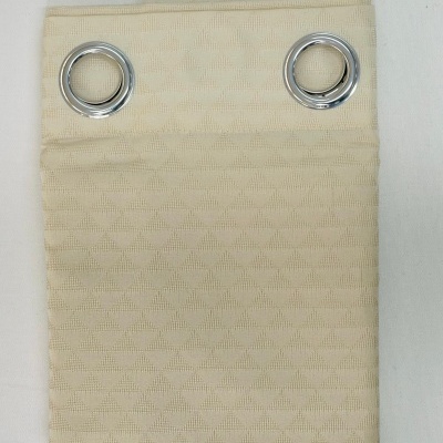 Cortina bege com padrão em losangos e ilhóses metálicos prateados