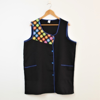 Colete preto com padrão floral colorido no ombro, botões e costuras azuis
