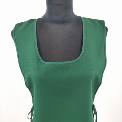 Colete verde escuro com decote quadrado em manequim preto