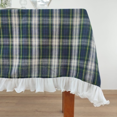 Toalha de mesa xadrez azul, verde e branco com babados brancos na borda