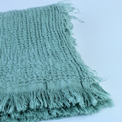 Pano verde-água texturizado com franjas