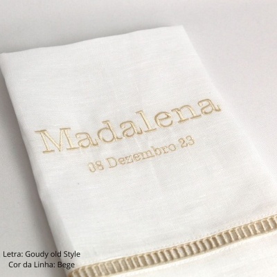 Pano branco com bordado bege e decoração na borda