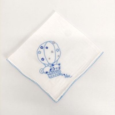 Lenço branco com bordado azul de balão de ar quente e animais na cesta