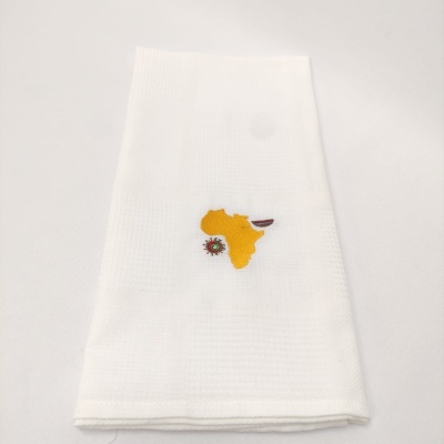 Toalha branca com bordado do continente africano em amarelo