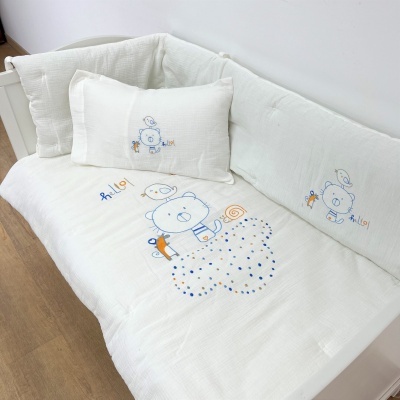 Capa protetora branca com bordados de ursinho e passarinhos para sofá ou cama de bebé