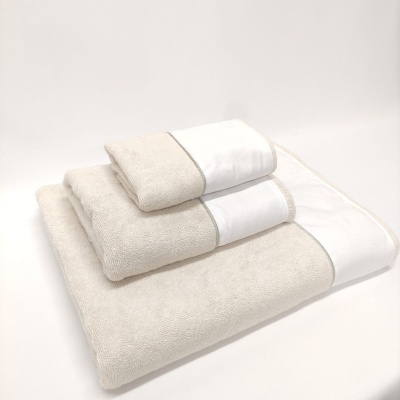 Conjunto de toalhas creme com faixa branca, empilhadas