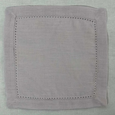 Guardanapo lilás quadrado com padrão de pontos perfurados