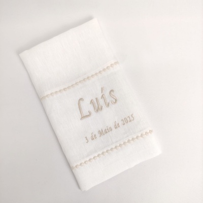 Pano branco bordado com nome Luís e data 3 de Maio de 2025