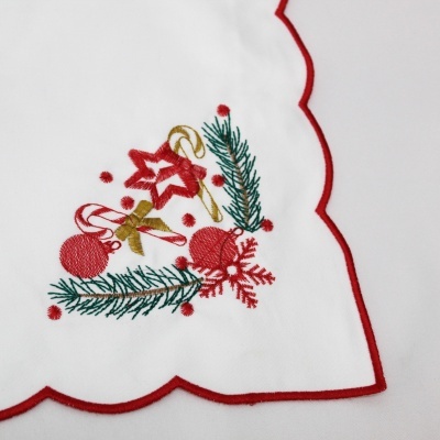 Guardanapo branco com bordado natalício colorido e borda vermelha ondulada