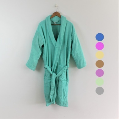 Robe de banho verde água pendurado com paleta de cores ao lado