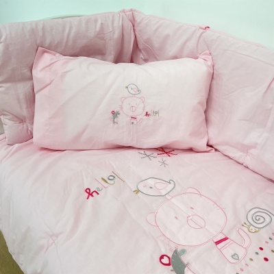 Conjunto de cama para bebé cor-de-rosa com bordados de urso e pássaro