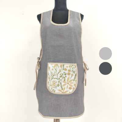 Avental cinzento com bolso floral e acabamento bege