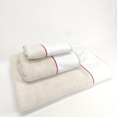 Conjunto de três toalhas bege com barra branca e risca vermelha