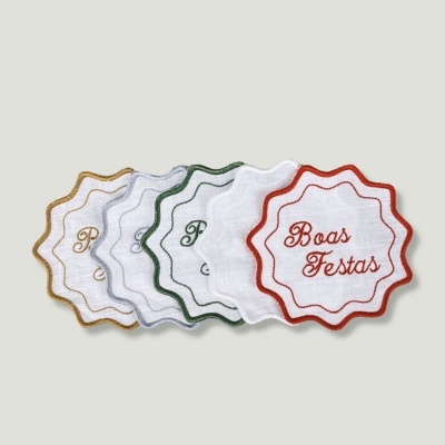 Panos brancos bordados coloridos com texto 'Boas Festas'