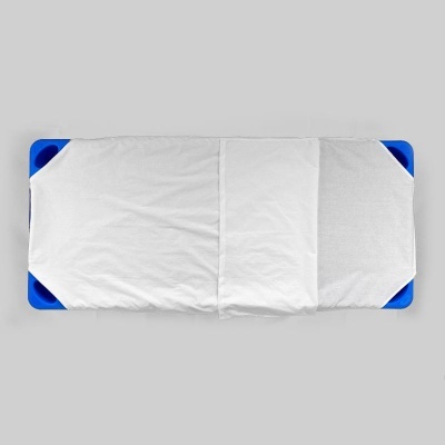 colchão infantil azul com tecido branco sobre fundo cinza